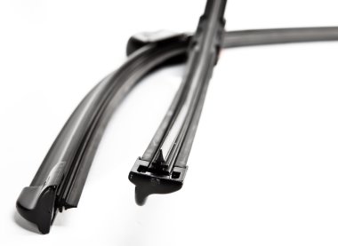 Beyaz adam üzerinde otomobil cam silecekleri