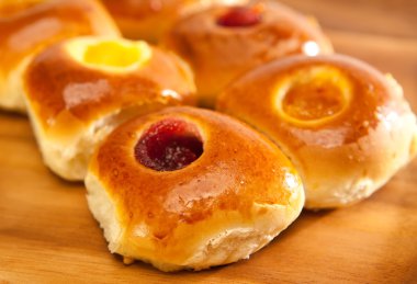 Maya hamur reçelli çörek. küçük netlik derinliği