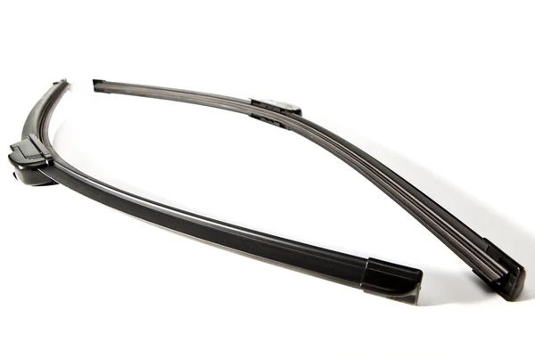 Beyaz adam üzerinde otomobil cam silecekleri