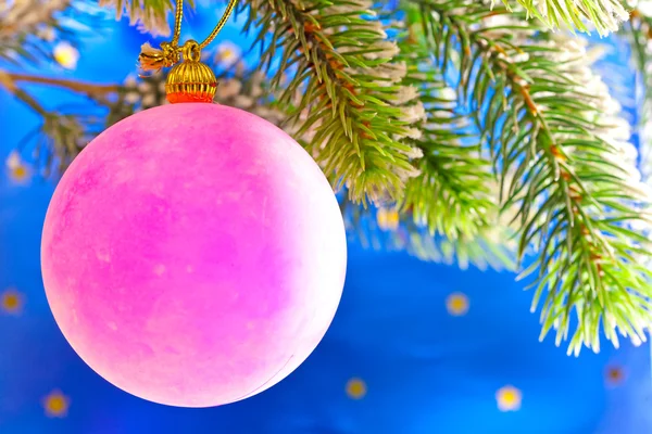 Le palle di anno nuovo rosa su un ramo di un albero di Natale — Foto Stock