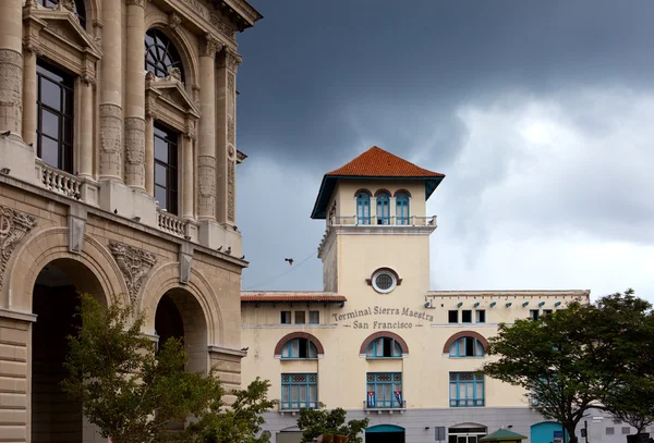 Cuba. Havana Velha. Sierra Maestra Havana na Praça de São Francisco — Fotografia de Stock