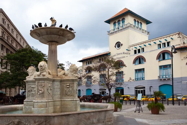 Cuba. Havana Velha. Sierra Maestra Havana e fonte de leões na Praça de São Francisco — Fotografia de Stock