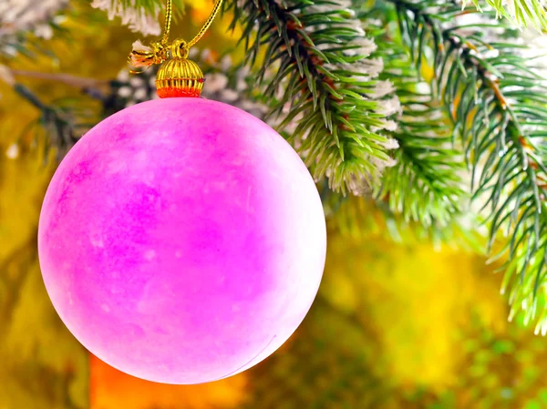 Happy new year's ball op een tak van een kerstboom — Stockfoto