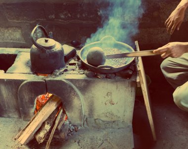 kahve tanelerinin retro etkisi ile kızartma