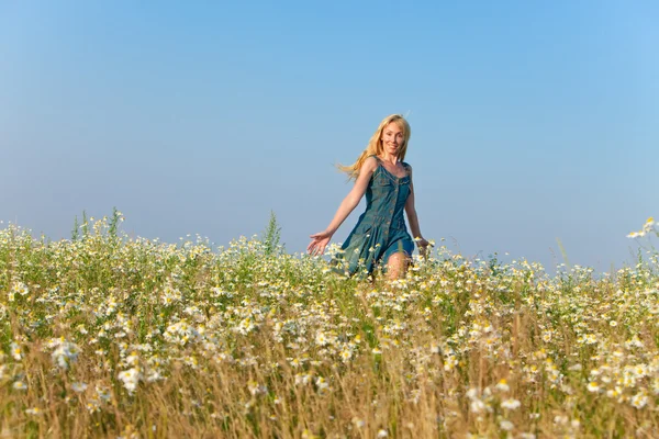 Szczęśliwa młoda kobieta w dziedzinie rumianek — Zdjęcie stockowe