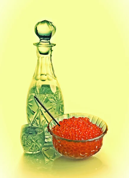 滗水器和镜头玻璃的伏特加和红鱼子酱的花瓶，一个老式的 — 图库照片