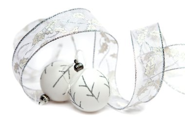 Yeni yıl topları ve dekoratif bant beyaz zemin üzerine beyaz