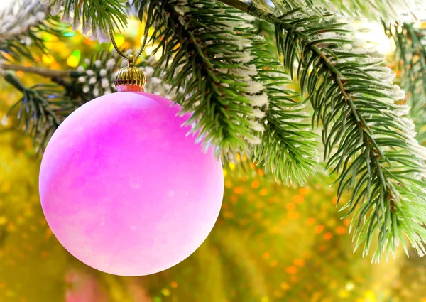 粉红色的新年球在一个分支的一棵圣诞树 — 图库照片