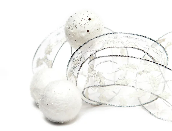 Weiße Neujahrsbälle und dekoratives Band auf weißem Hintergrund — Stockfoto