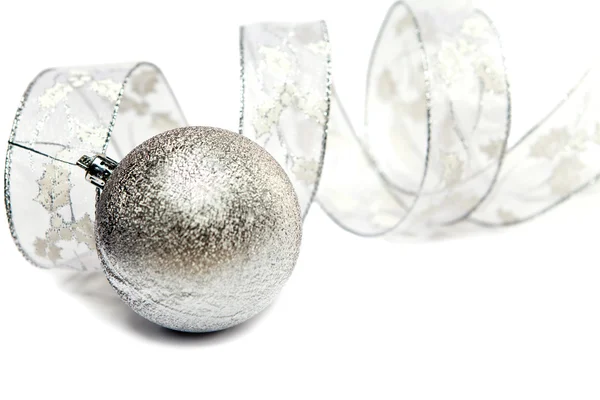 Bílá koule novoroční a ozdobné pásky na bílém pozadí — Stock fotografie