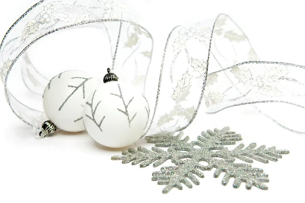 Balles blanches du Nouvel An et ruban décoratif sur fond blanc — Photo
