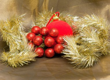 Kırmızı yılbaşı ball, dekoratif çilek ve tinsel
