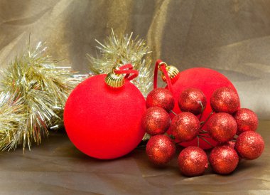 Kırmızı yılbaşı ball, dekoratif çilek ve tinse