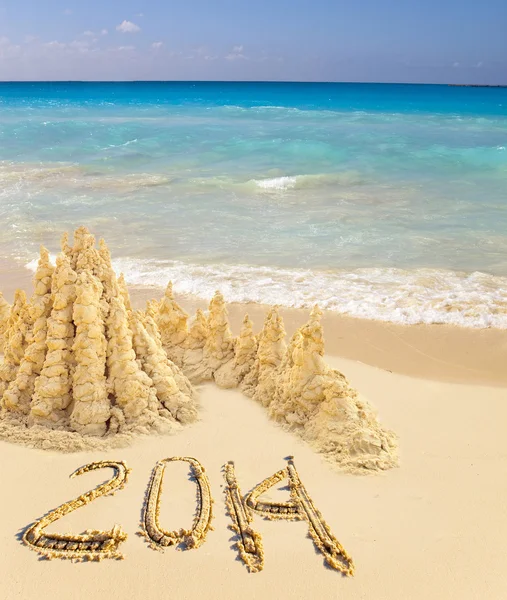 2014 iscrizione sulla sabbia vicino al mare . — Foto Stock