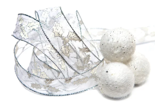 Белые пушистые новогодние шары и декоративная лента на белом фоне — стоковое фото