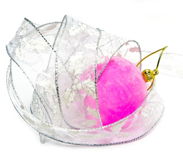 Růžové sametové novoroční míč a elegantní pozlátko na bílé poza — Stock fotografie