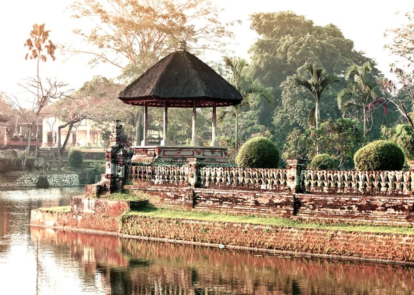 Bali. traditionell paviljong i parken över sjön, med en retro effekt — Stockfoto