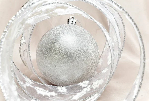 Szép ezüstös újévi labda és elegáns talmi — Stock Fotó