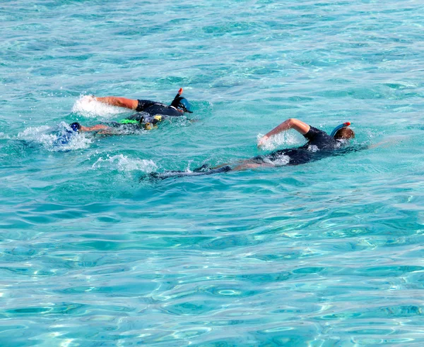 El padre con el hijo en el mar con el equipo para un snorkel — Foto de Stock