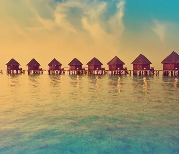 Isola nell'oceano, Maldive. Tramonto, con effetto retrò — Foto Stock