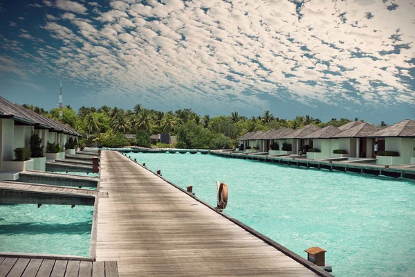 Casas sobre pilotes en el mar. Maldivas., con un efecto retro — Foto de Stock