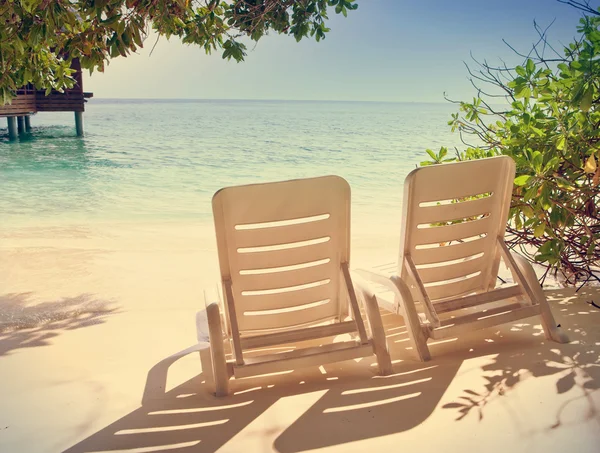 Leere Strandkörbe am Meer mit Retro-Effekt — Stockfoto