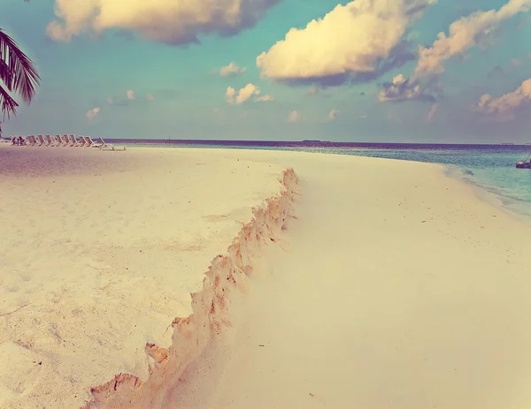 Sedia da spiaggia in riva al mare, effetto retrò — Foto Stock
