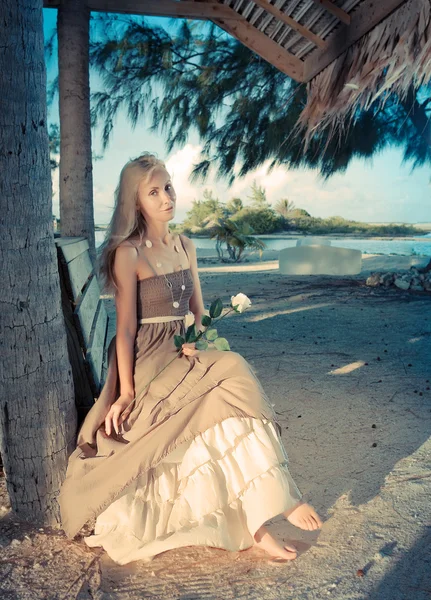 Mladá žena v dlouhé letní šaty na tropické pláži. , s retro efekt — Stock fotografie