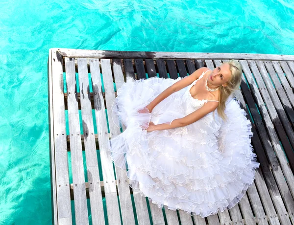 Die Braut auf einer hölzernen Plattform über dem Meer — Stockfoto