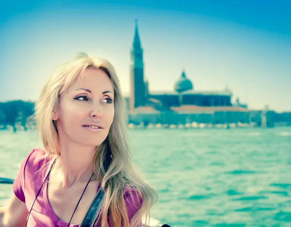 Porträt der jungen Frau in Venedig, Italien, mit Retro-Effekt — Stockfoto