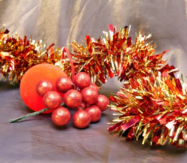 Kırmızı yılbaşı ball, dekoratif çilek ve tinse