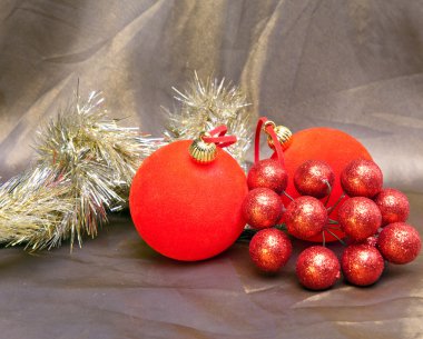 Kırmızı yılbaşı ball, dekoratif çilek ve tinse