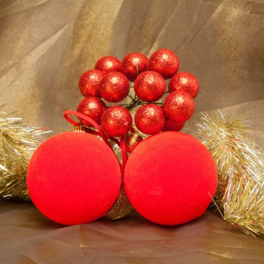 Kırmızı yılbaşı ball, dekoratif çilek ve tinse
