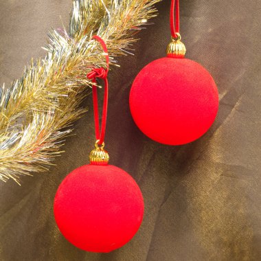 Kırmızı Yılbaşı topu ve tinsel