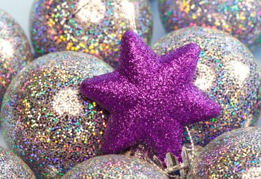 Yılbaşı Ball güzel bir arka plan üzerinde kırmızı kar tanesi