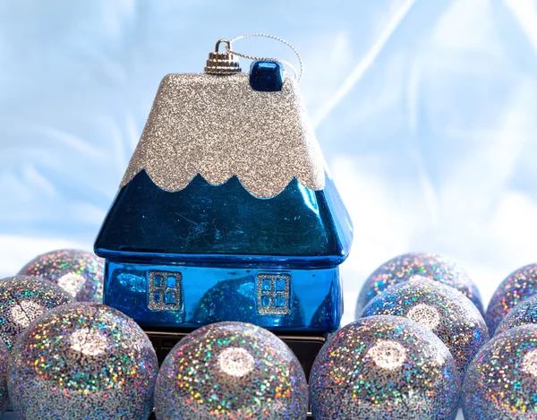 Blue New Year's ball and toy small house — Stock Photo, Image