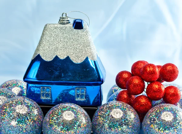 Újévi kék labda és játékszer kis ház — Stock Fotó