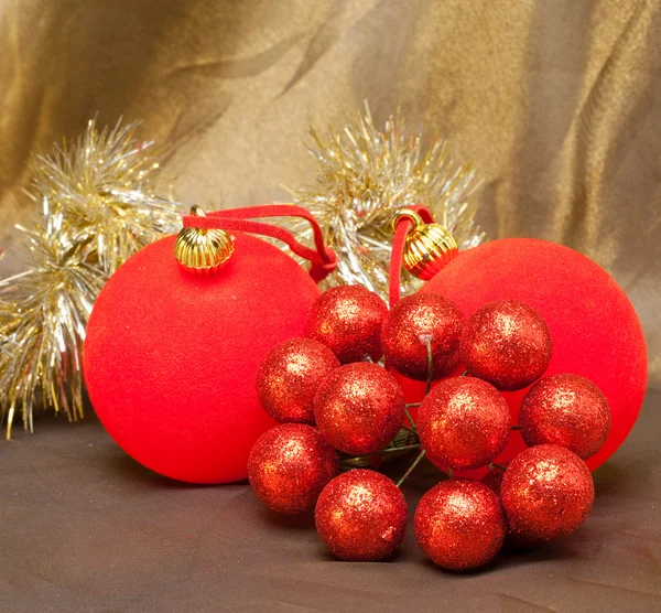 Bola roja de Año Nuevo, bayas decorativas y oropel —  Fotos de Stock