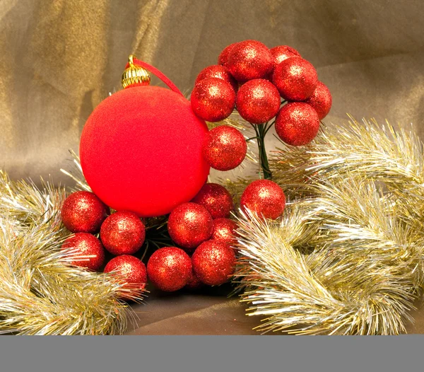 Roter Neujahrsball, dekorative Beeren und Lametta — Stockfoto