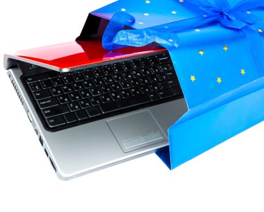 hediye paketi içinde belgili tanımlık laptop