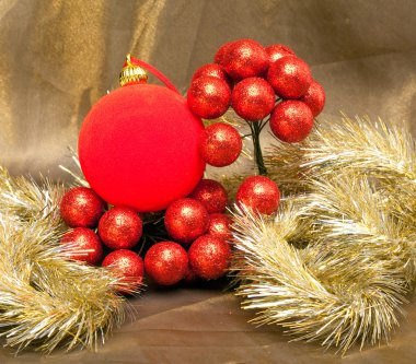 Kırmızı Yılbaşı topu ve tinsel