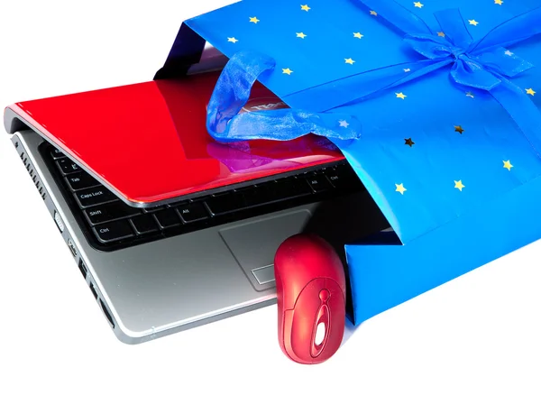 Kırmızı dizüstü bilgisayar ve bilgisayar fare bir hediye paketi yeni Evet tarafından paketlenmiştir — Stok fotoğraf