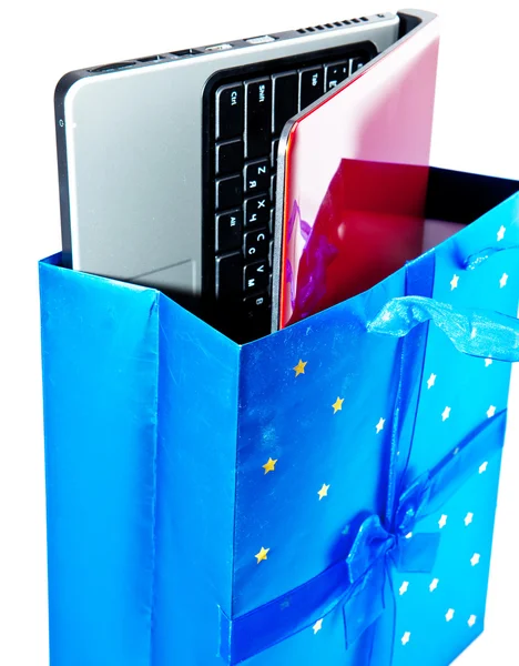 Il computer portatile in un pacco di regalo — Foto Stock