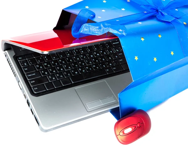 Il computer portatile in un pacco di regalo — Foto Stock