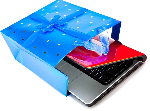 Laptop w opakowaniu prezent — Zdjęcie stockowe