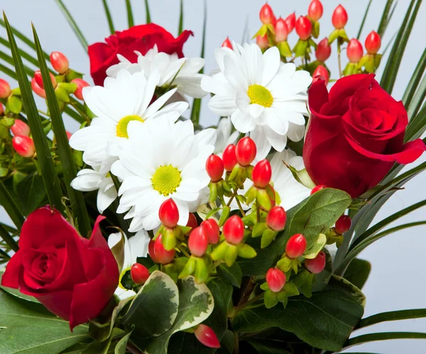 Bright bouquet with chamomiles and rose — Stock Photo, Image