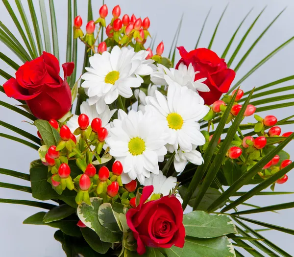 Bright bouquet with chamomiles and rose — Stock Photo, Image