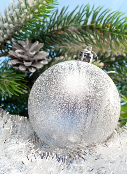 Vacker silvrig nyår bollen — Stockfoto