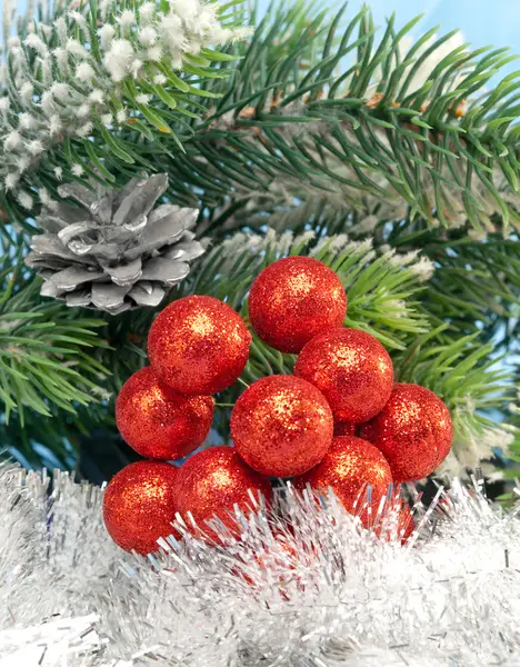 New Year's decorative berries and tinsel — Stock Photo, Image