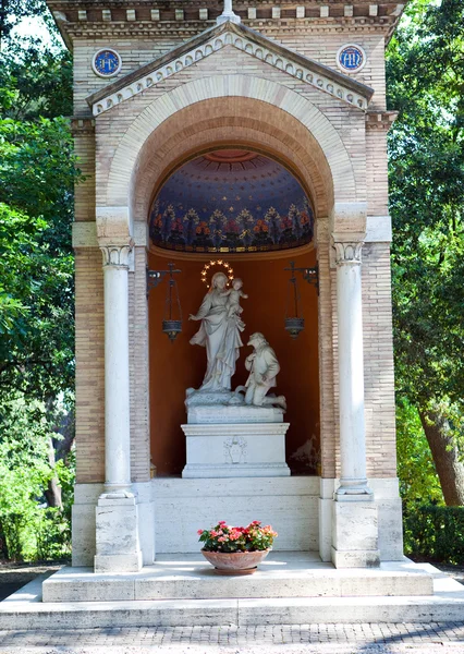 Capela Madonna defensora (La Madonna della Guardia, 1937.) no jardim do Vaticano — Fotografia de Stock